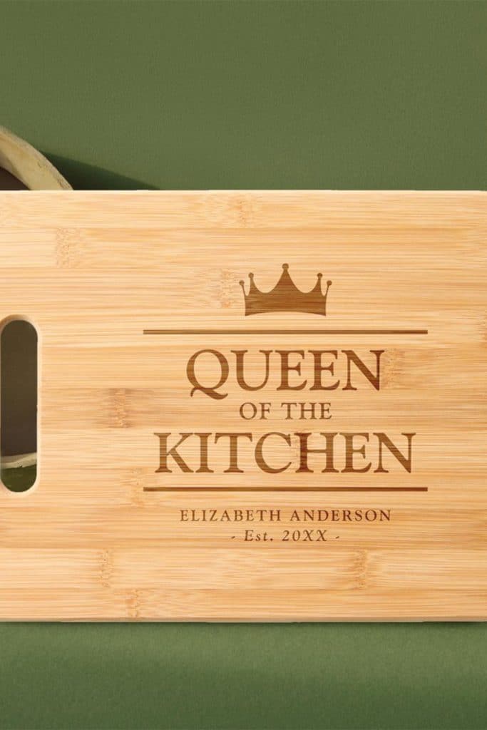 Bamboo Cutting Board Engraved With “Queen Of The Kitchen” Text, Crown Graphic, And A Personalized Name And Year—Ideal Gift For Mom Or Home Chef.