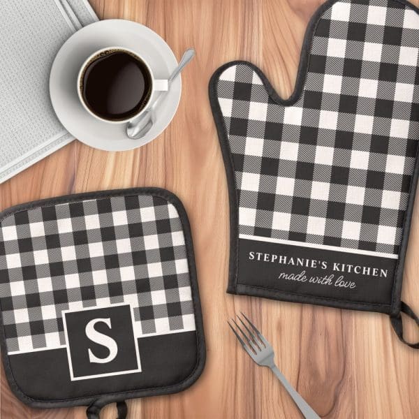 Black And White Buffalo Plaid Oven Mitt And Pot Holder Set, Personalized With A Name And Initial.