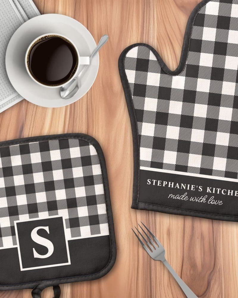Black and white buffalo plaid oven mitt and pot holder set, personalized with a name and initial.