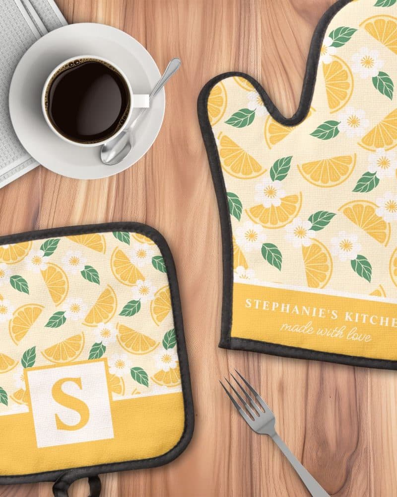 Personalized lemon-patterned oven mitt and pot holder set.