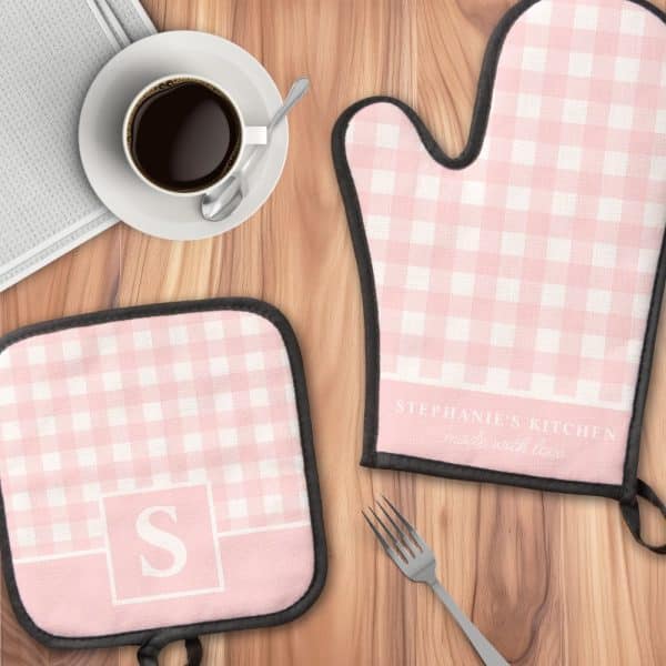 Pink Gingham Oven Mitt And Pot Holder Set With Personalized Text.